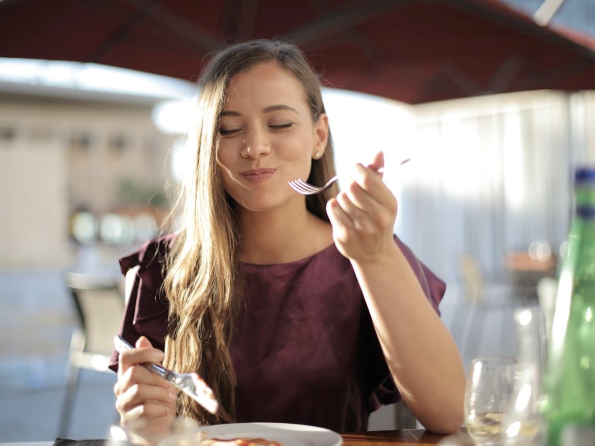 mujer-comiendo-saludable